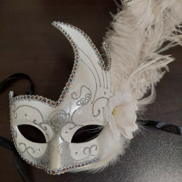 Women's ostrich feather venetian masquerade mask. White/Silver. - Picture 6 of 6